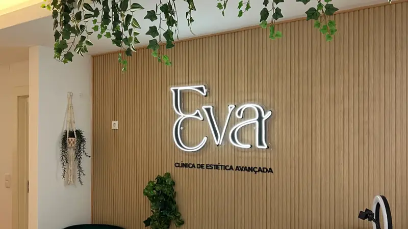 A receção do Salão Eva, com o logótipo na parede de madeira
